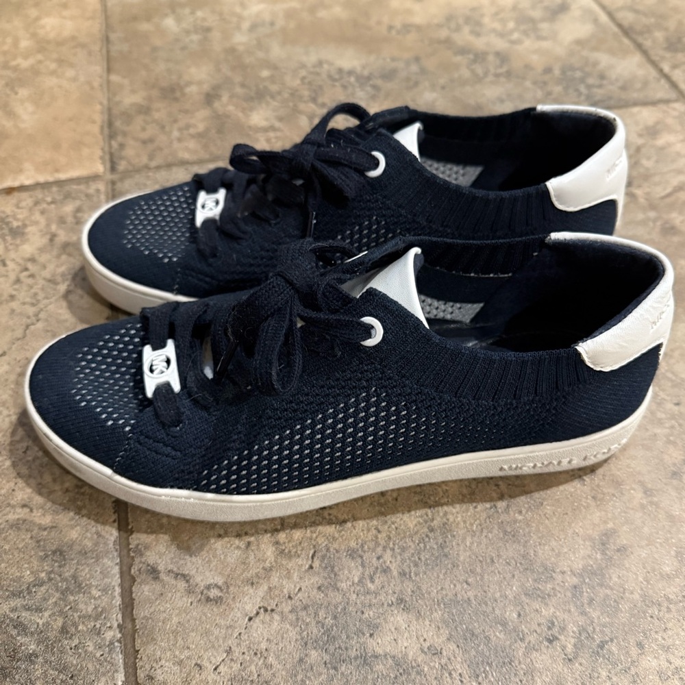 Like new Michael Kors Skyler sneakers size 6